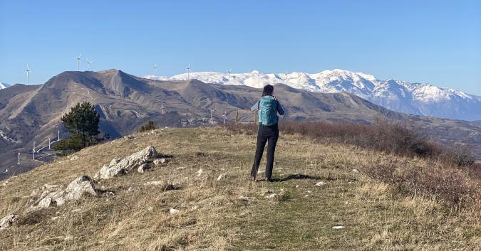  Paesaggio dalla vetta. Sullo sfondo le alte vette del Parco Nazionale della Maiella