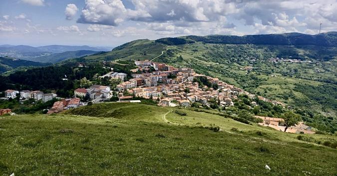 Comune di Castiglione Messer Marino fotografato dall'ultimo tratto di sentiero